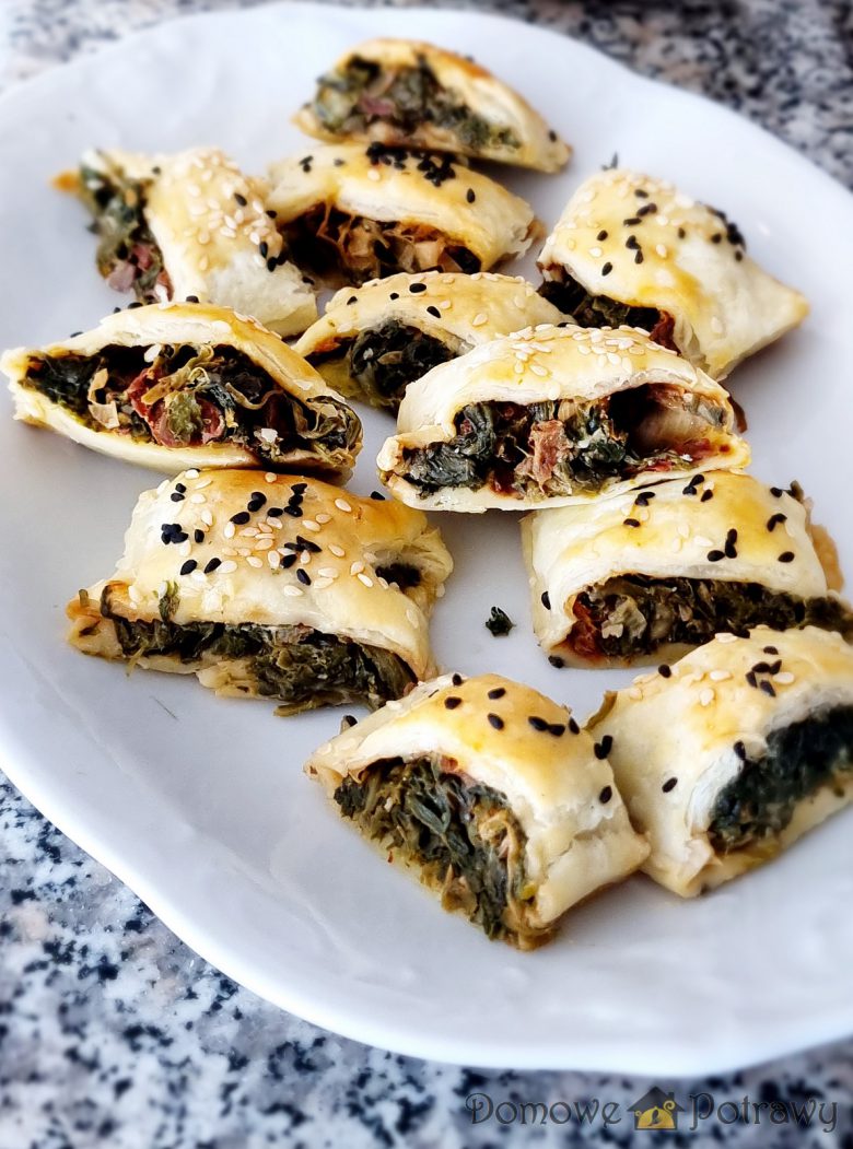 Paszteciki z ciasta francuskiego ze szpinakiem i suszonymi pomidorami