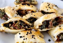 Paszteciki z ciasta francuskiego ze szpinakiem i suszonymi pomidorami