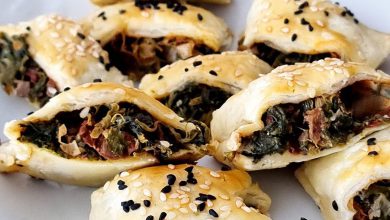 Paszteciki z ciasta francuskiego ze szpinakiem i suszonymi pomidorami