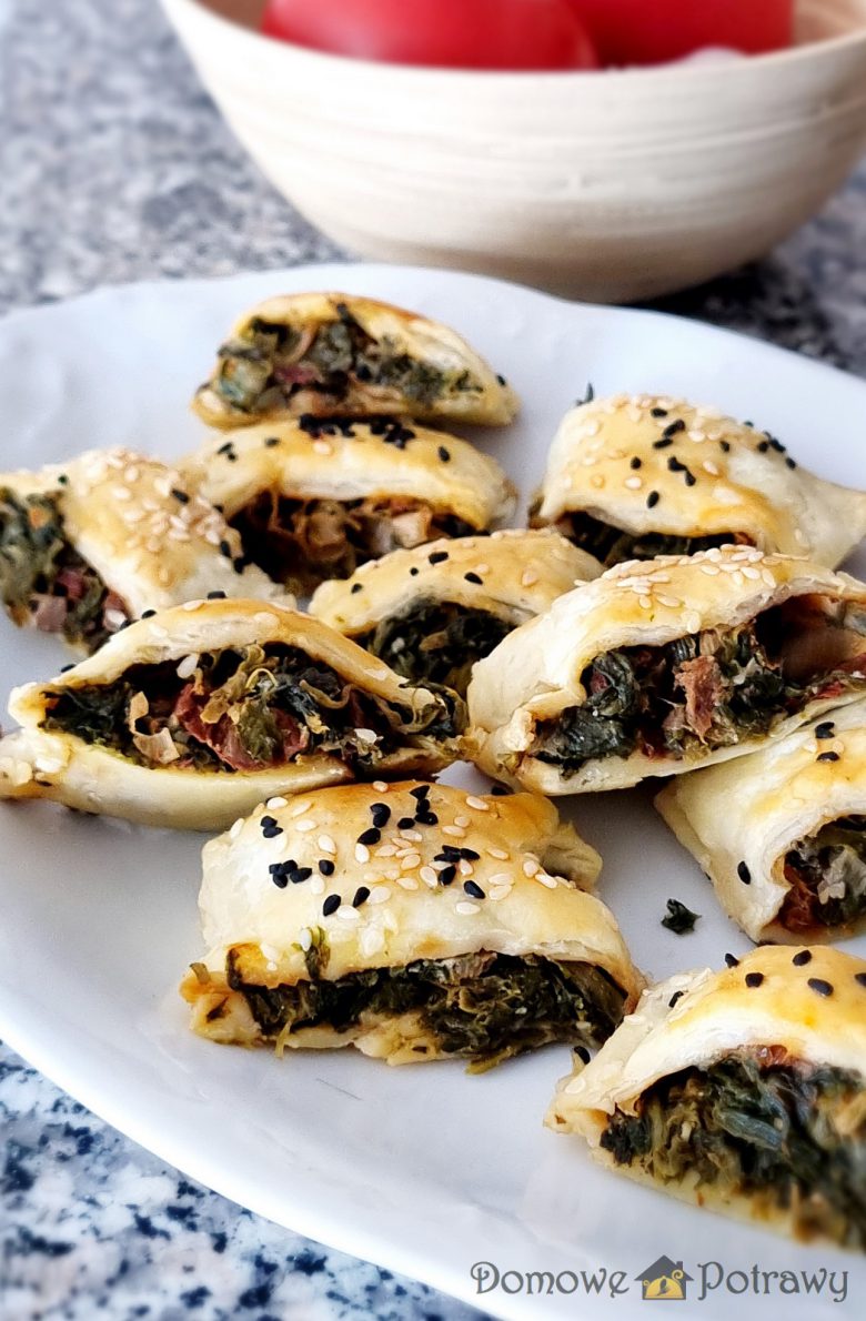 Paszteciki z ciasta francuskiego ze szpinakiem i suszonymi pomidorami