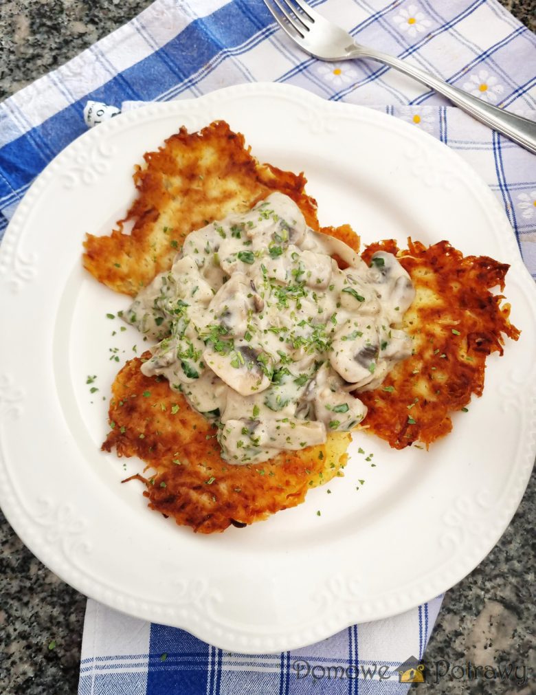 Placki ziemniaczane z sosem pieczarkowym