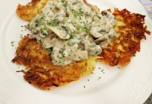 Placki ziemniaczane z sosem pieczarkowym