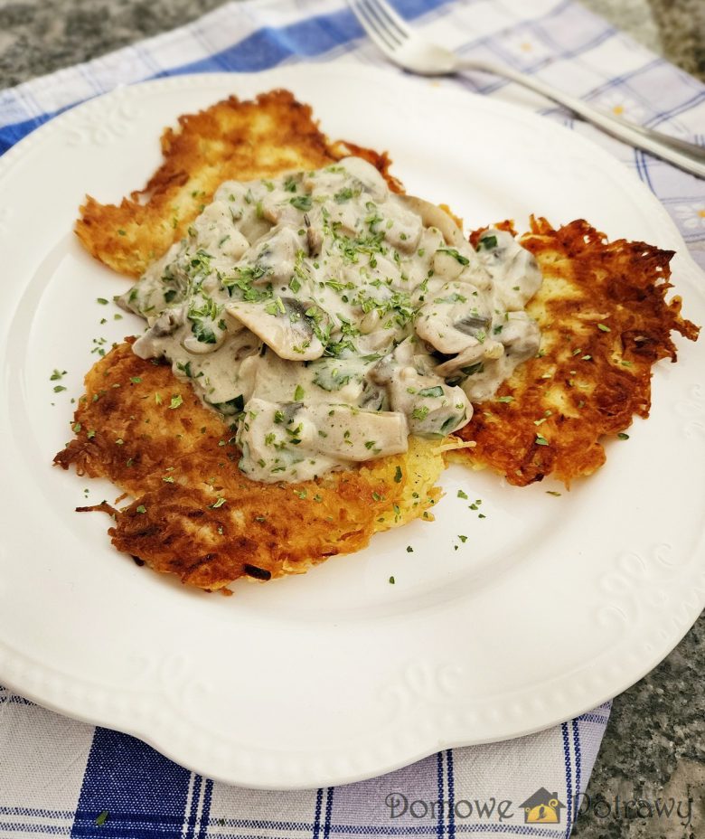 Placki ziemniaczane z sosem pieczarkowym