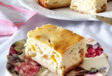 Sernik na herbatnikach z brzoskwiniami