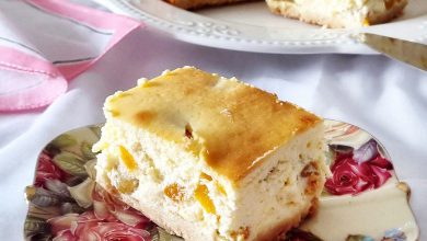 Sernik na herbatnikach z brzoskwiniami