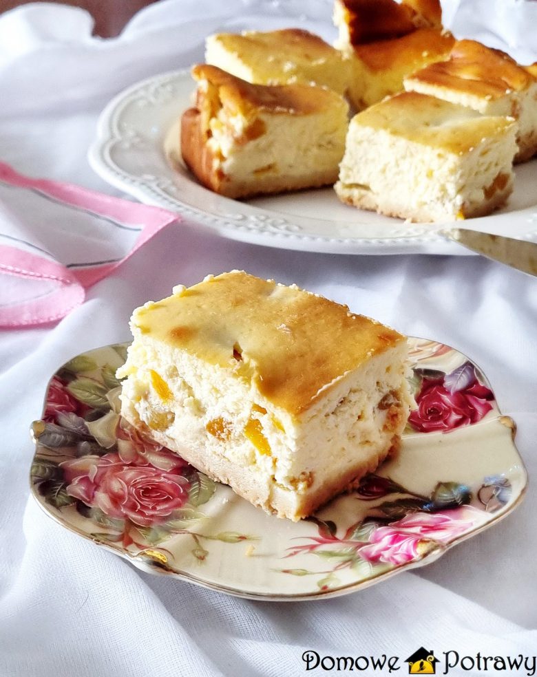 Sernik na herbatnikach z brzoskwiniami Sernik na herbatnikach z brzoskwiniami