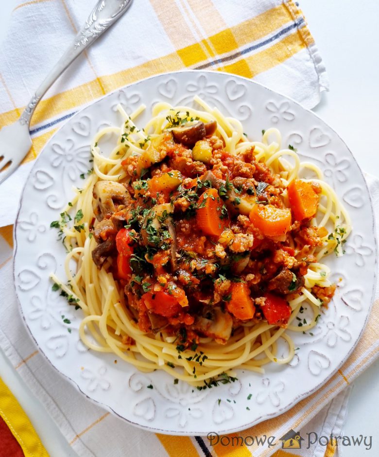 Spaghetti bolognese z mięsem mielonym i pieczarkami