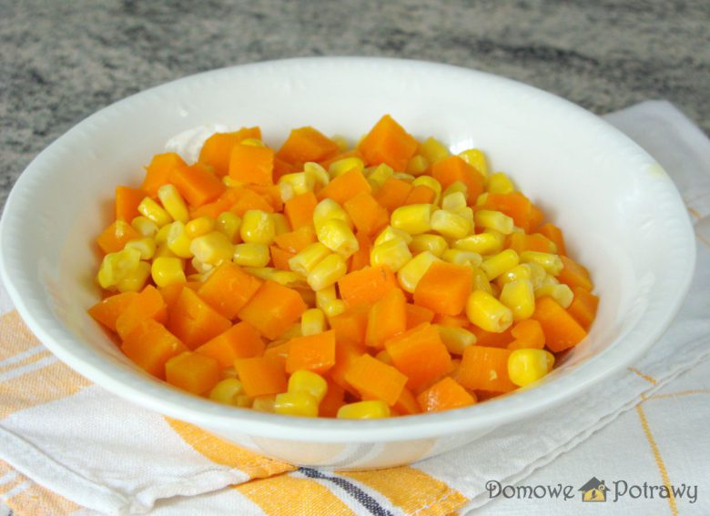 Surówka z marchewki i kukurydzy