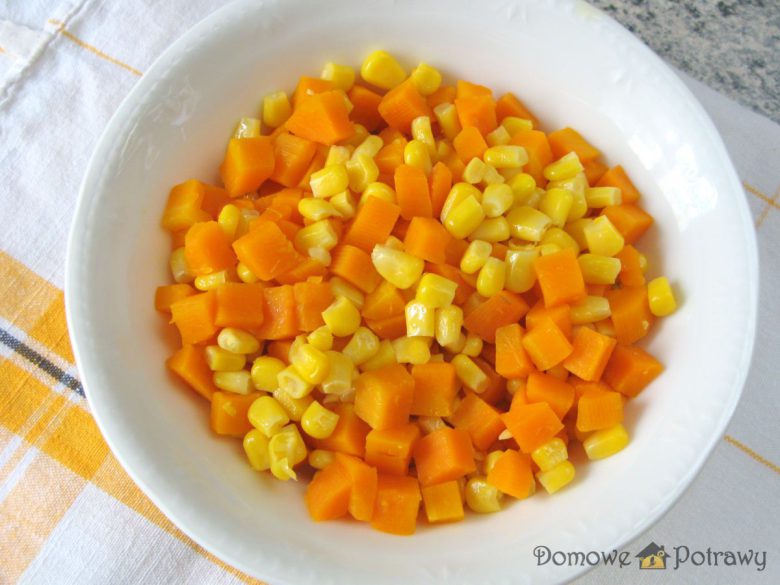 Surówka z marchewki i kukurydzy