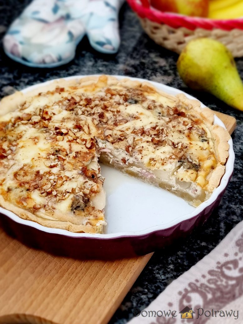 Tarta z gruszką, serem gorgonzola i orzechami
