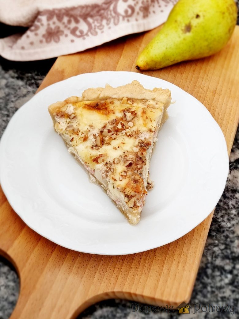 Tarta z gruszką, serem gorgonzola i orzechami