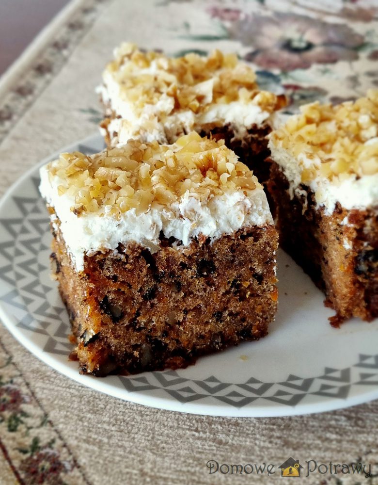 Wilgotne ciasto marchewkowe z orzechami